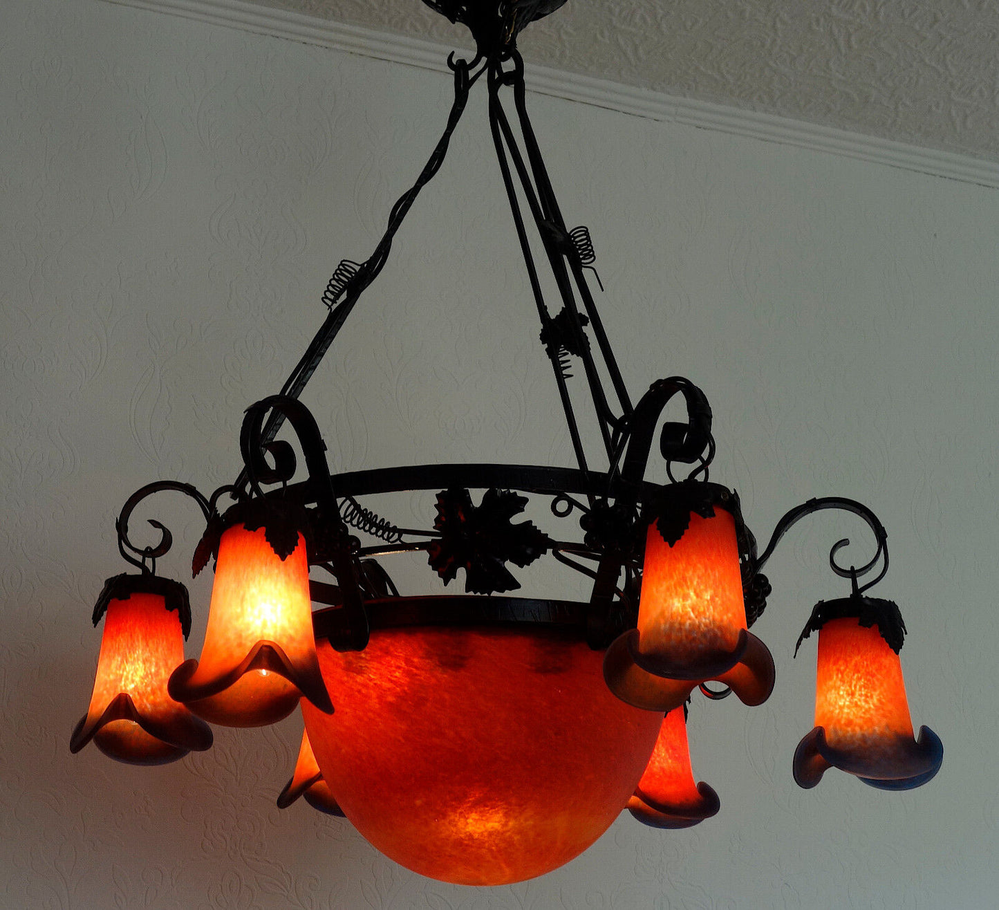 Opulente Französische Schmiedeeisen Glas (Pate De Verre) Kronleuchter, Lüster