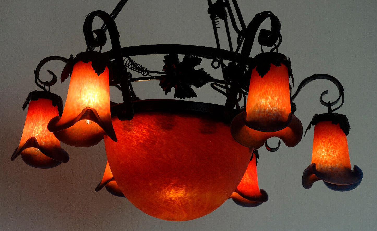 Opulente Französische Schmiedeeisen Glas (Pate De Verre) Kronleuchter, Lüster